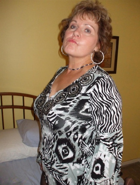 chatte poilue MILF mature haut nu photo