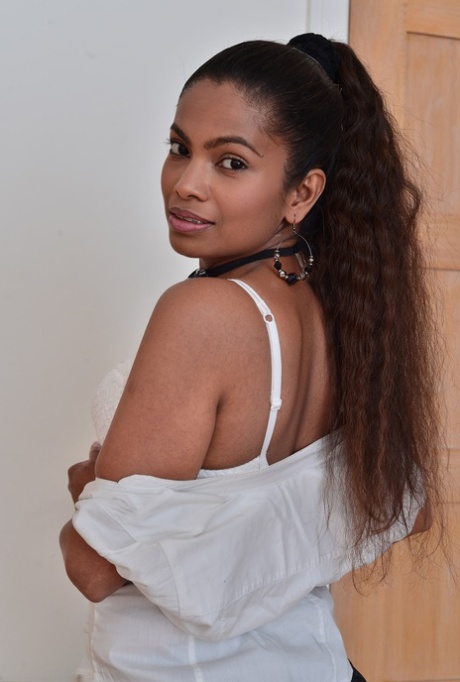 Alishaa Mae modèle nu photos