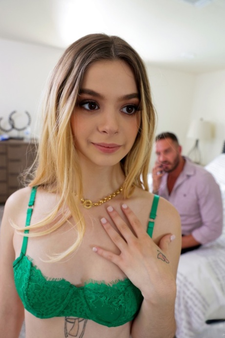 Molly Little star du porno chaude img